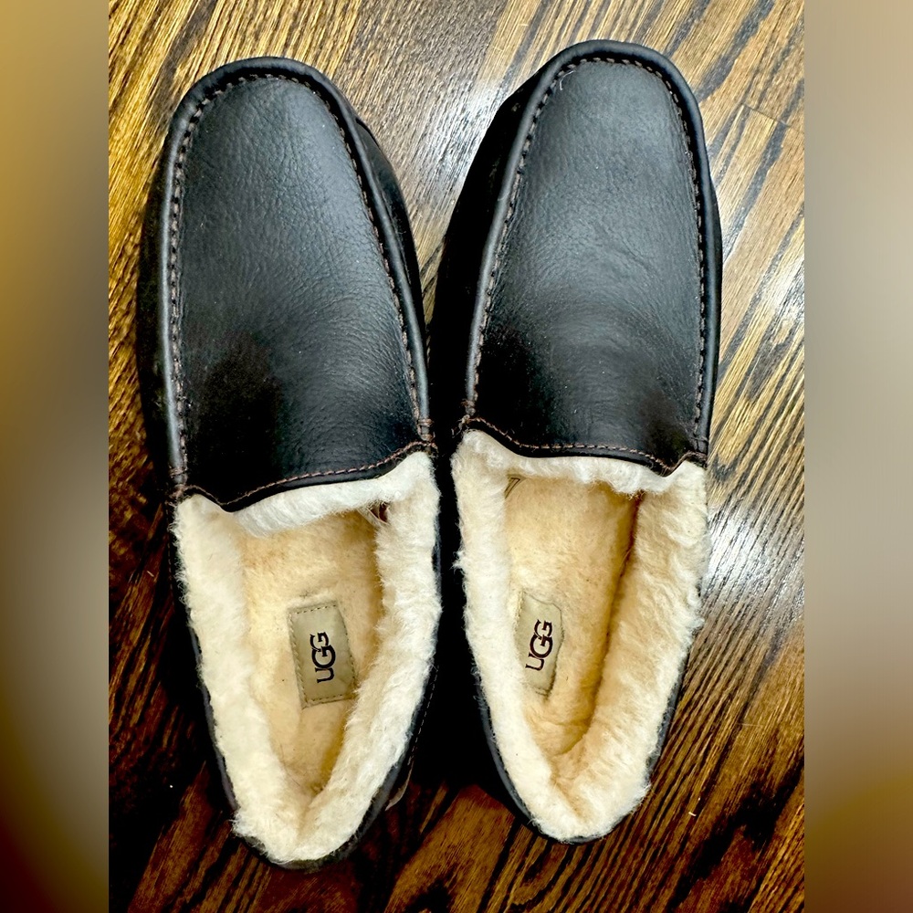 Men's Ugg Ascot Leather slippers size 11 never worn!